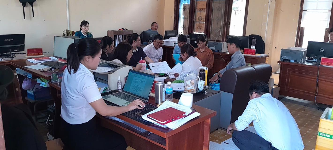 Thành viên các Tổ bầu cử kiểm đếm phiếu bầu, hoàn thiện các thủ tục và hồ sơ